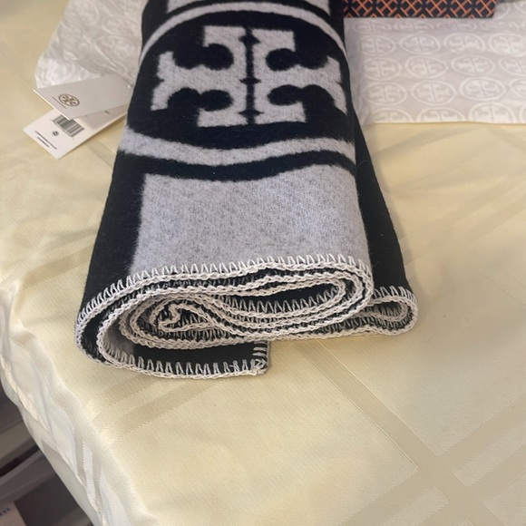 BNWT: Tory Burch scarf (black and white) 100% wool - Picture 10 of 11